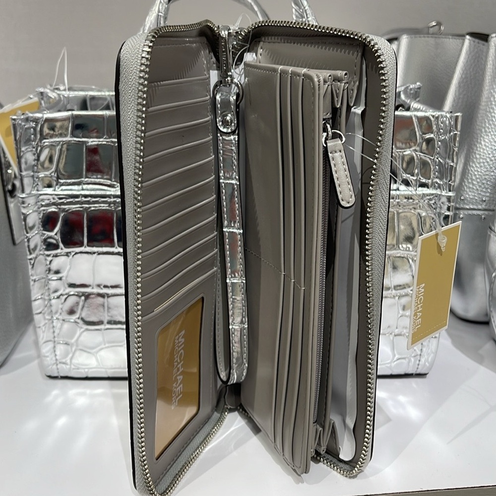 Michael Kors JST LgMetallic Crocodile Embossed Leather Continental Wallet
Silver - Picture 15 of 16
